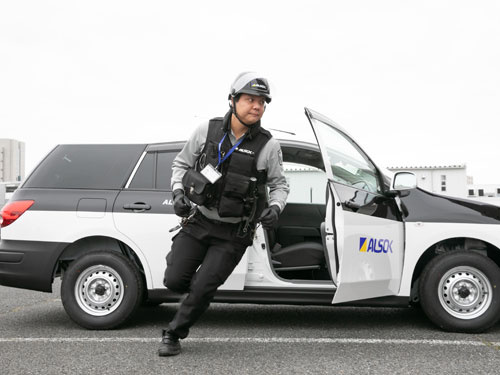 車から出動する人物写真