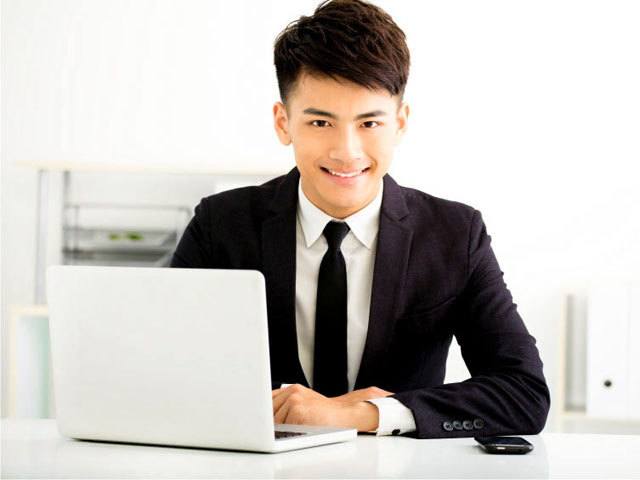 スーツの若手男性／ノートパソコン