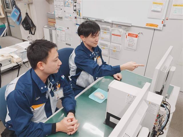 モニタ確認をしている男性の画像