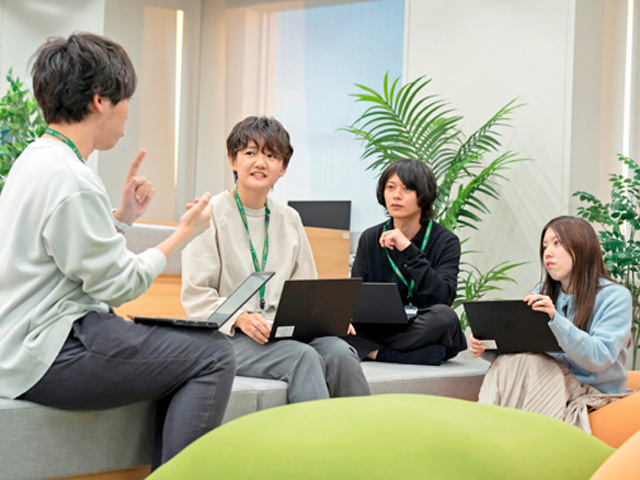 群馬県庁職員の話し合う写真