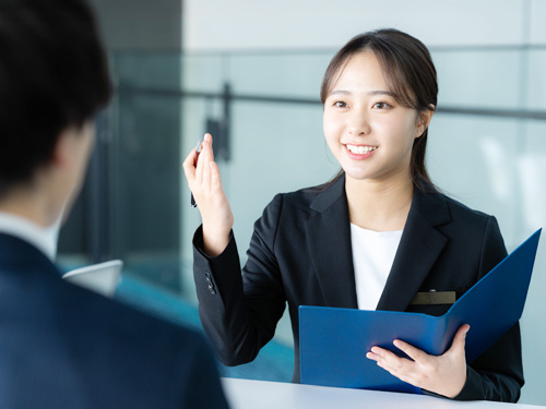 女性が笑顔で商談している