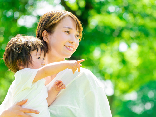 女性が子供を抱き上げている写真