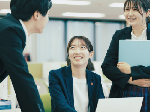オフィス内での営業の写真