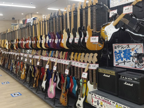 ハードオフ店内ギター