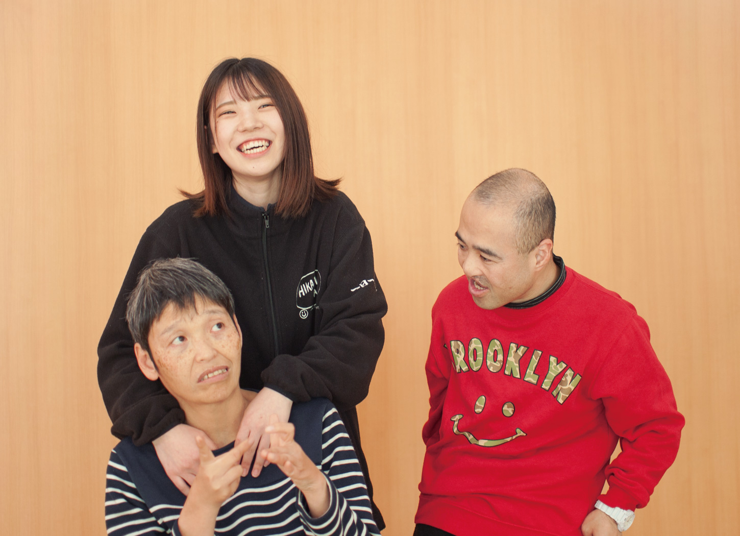 男性と女性が笑っている様子