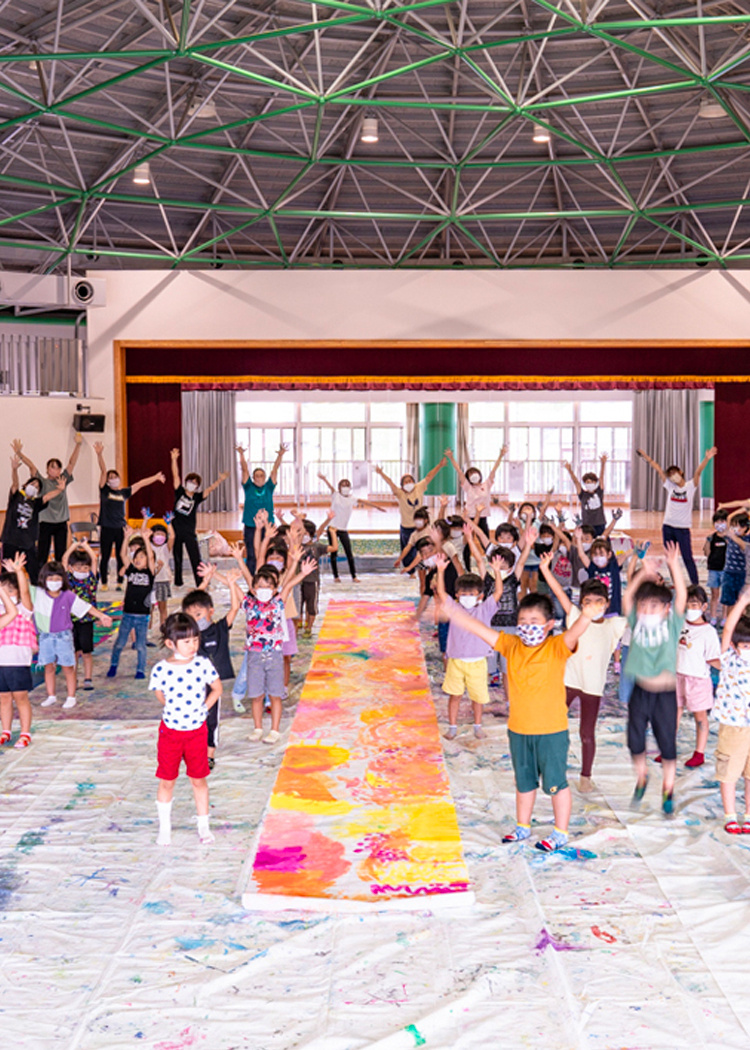 子供たちが喜んでいる様子
