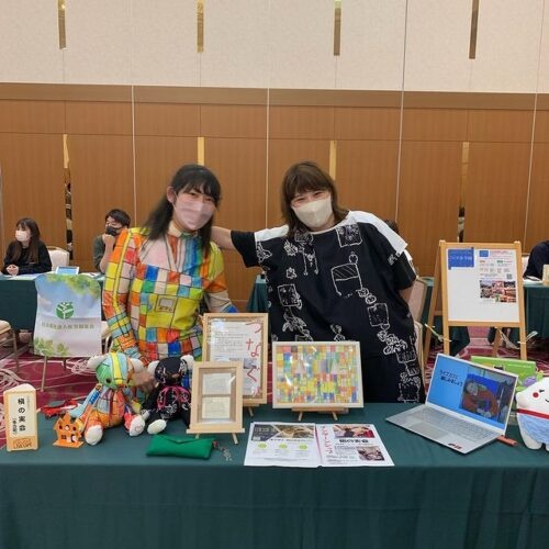 女性二人が微笑んでいる様子
