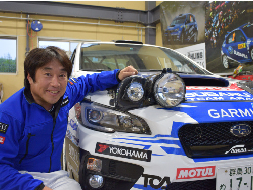 車とドライバーの写真