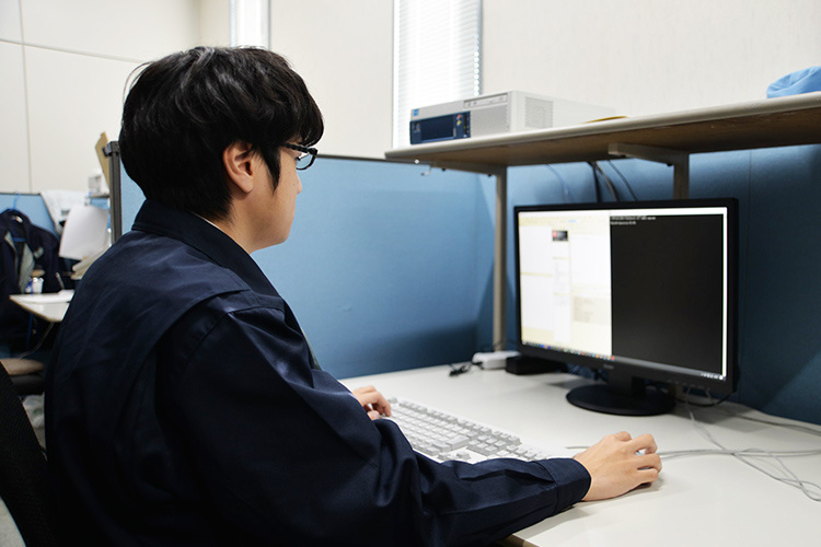 パソコンで作業を行う男性
