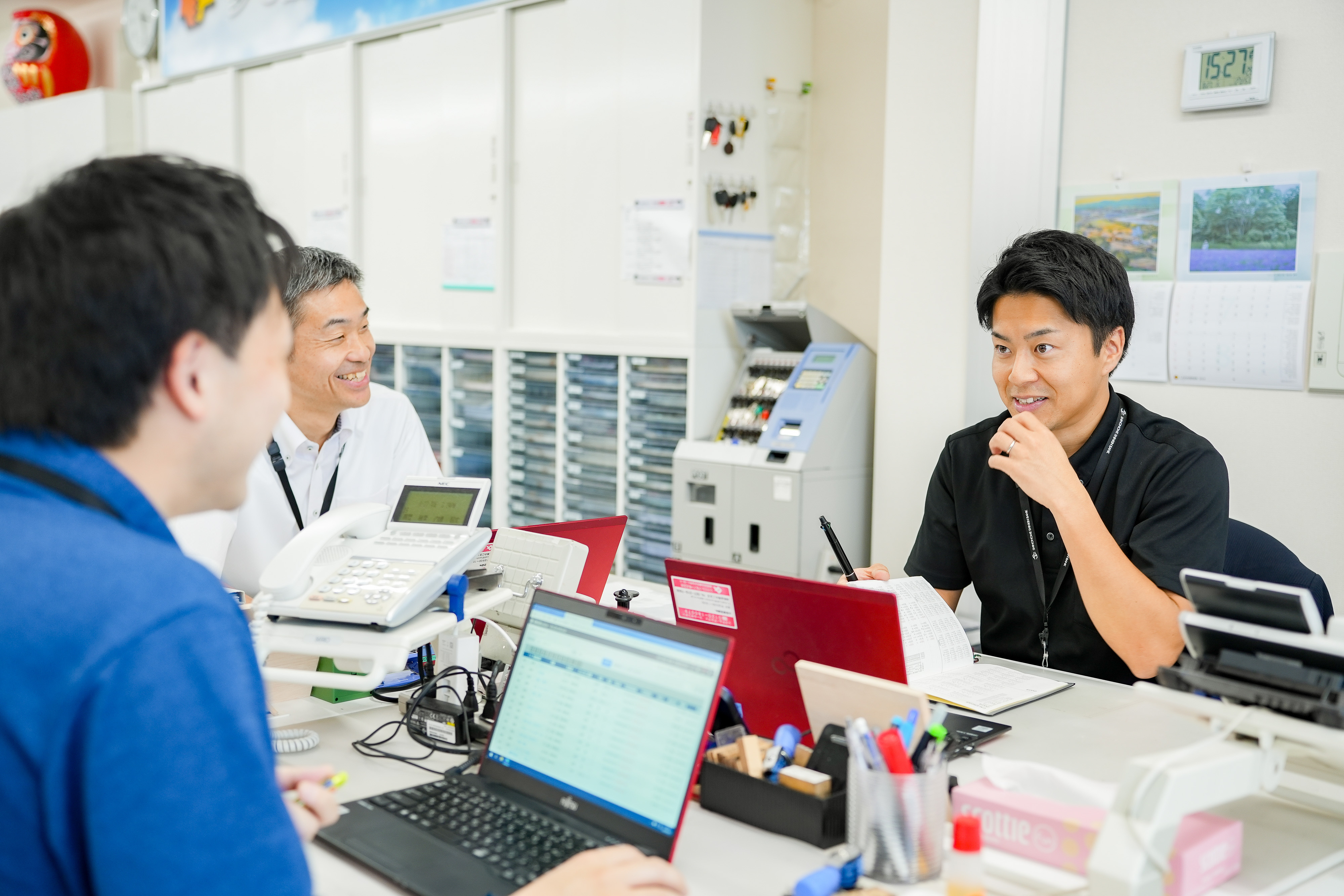 しののめ信用金庫/男性勤務風景