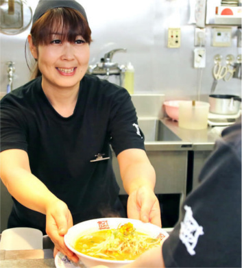 おおぎやラーメン/女性仕事風景