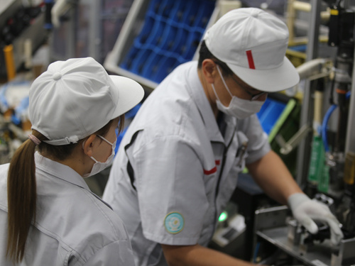 美里工業　男女作業スタッフ