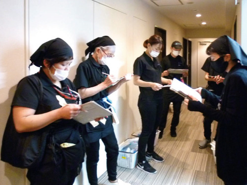 清掃スタッフへ指示を出す現場管理者