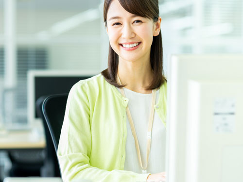 パソコン入力をする女性の写真