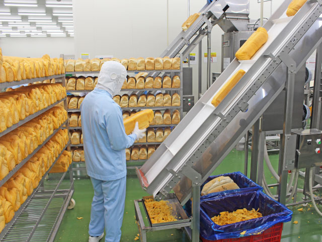 パン粉製造の作業風景