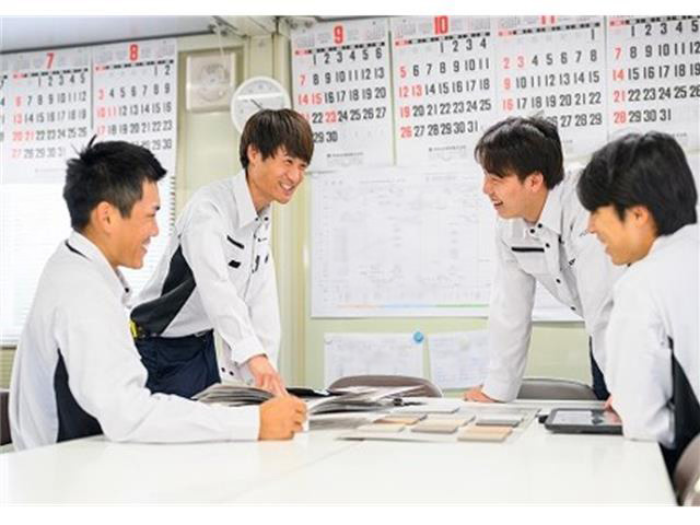 楽しく話してる社員さん