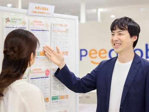仕事を案内している男性スタッフの写真