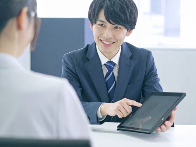 営業している男性