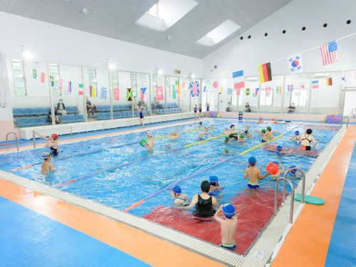 川越白ゆり幼稚園のスイミングクラブの様子