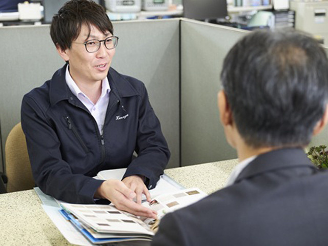 提案する男性営業