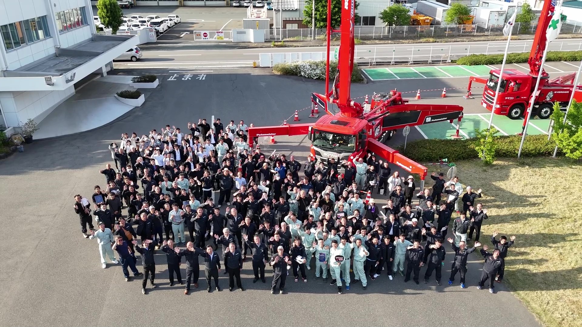 大勢のスタッフが屋外に集まっている写真