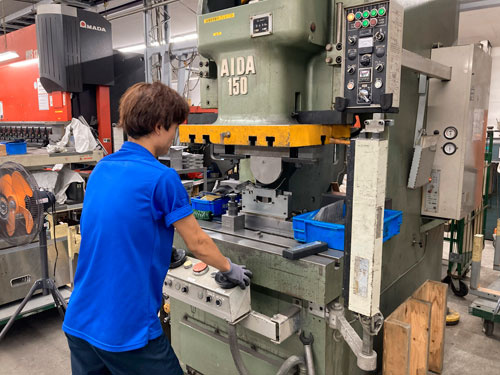 社員作業風景/日信岡部二光株式会社