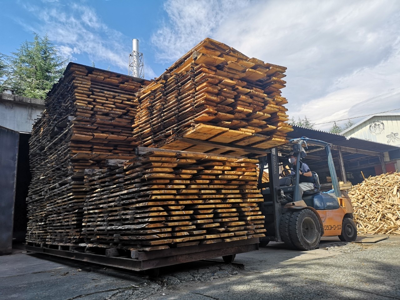 木材が積まれている画像
