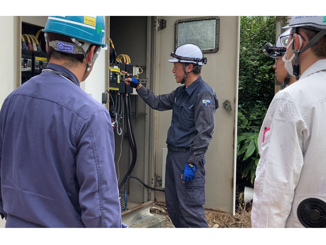 実地指導を行う男性作業員