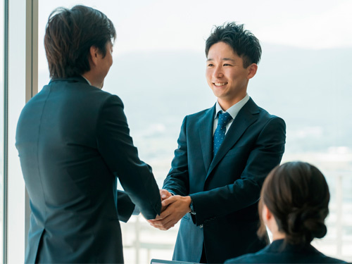 スーツの男性の商談画像