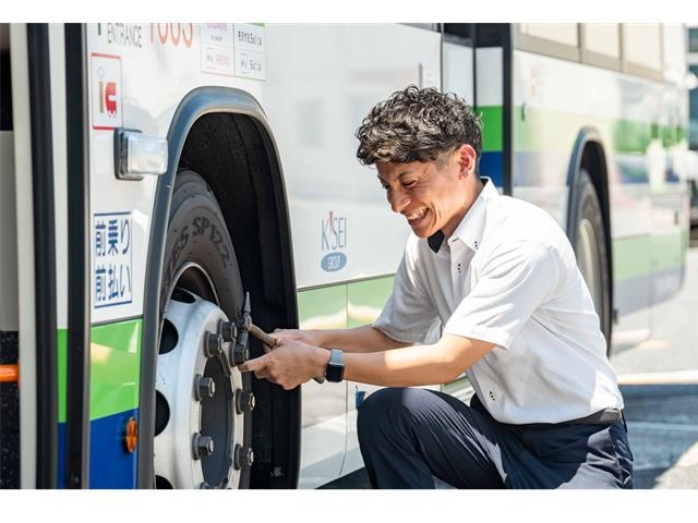 整備してるバス運転手さん