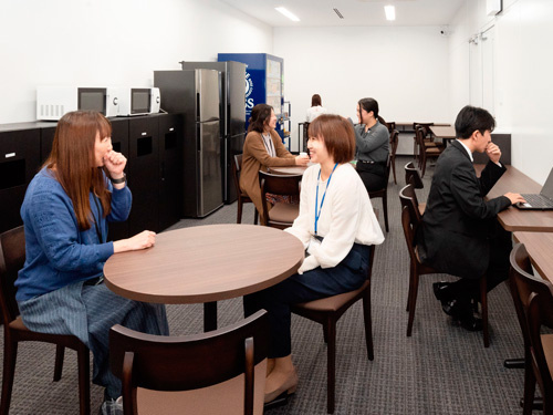 休憩スペースでスタッフが休んでいる写真