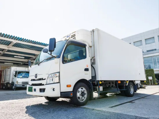 新雪運輸のトラックの写真