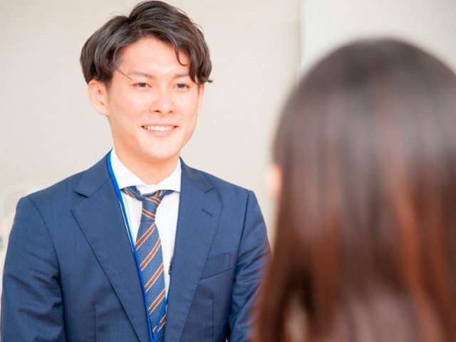 スーツを着た男性の写真