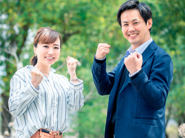 男女がガッツポーズをしている写真