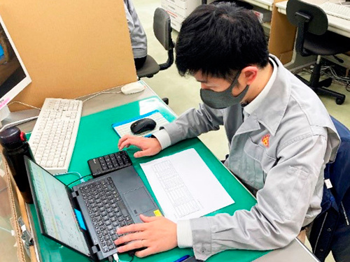 PC作業中の写真/旭段ボール株式会社