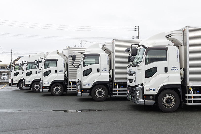 複数台のトラックの写真
