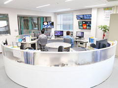 コンピューターで自動制御されている最新式のオペレーティングルームの写真