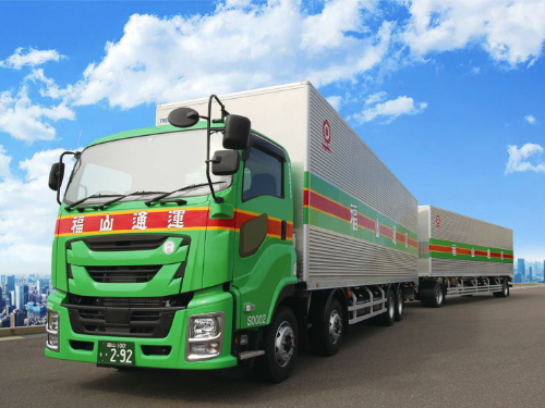 道路を走るトラック