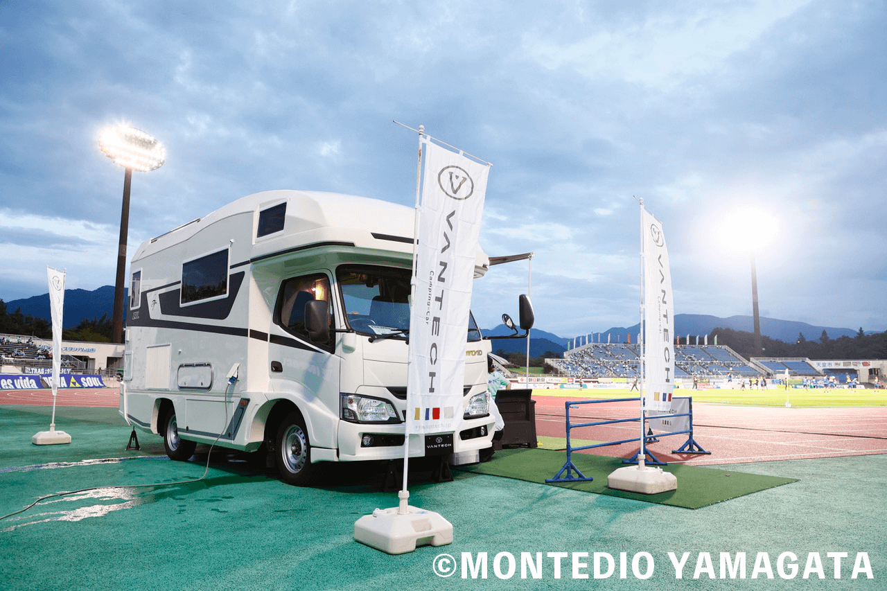 プロスポーツのVIP席にキャンピングカーを利用した際の光景