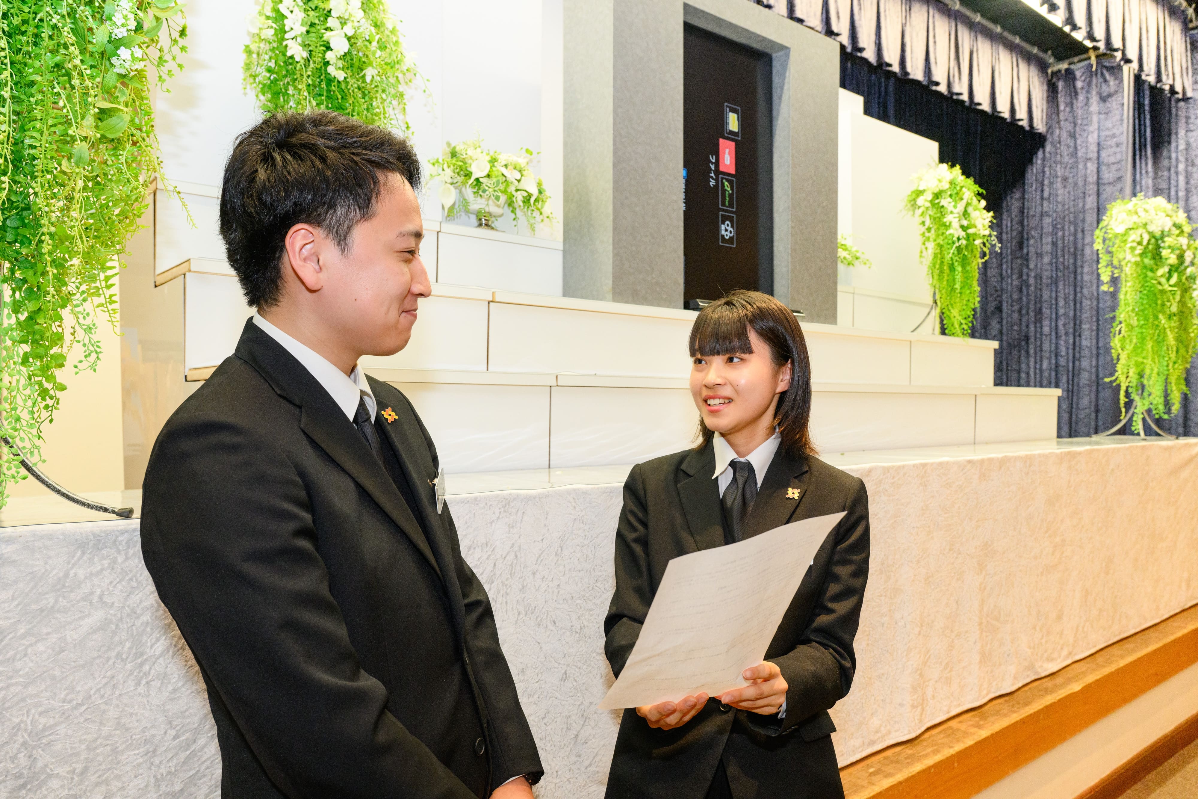 男女スタッフが会話している