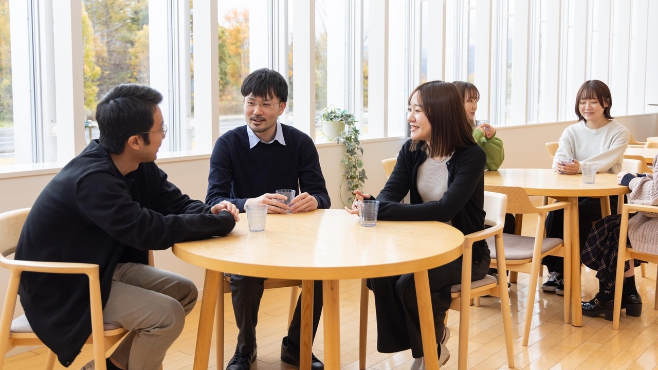 カフェテリアで休憩中のスタッフの写真