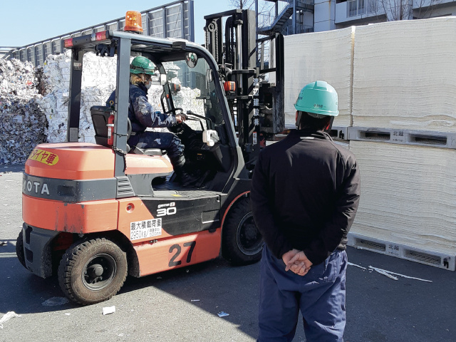 渡辺建設市川本社フォークリフトスタッフ写真