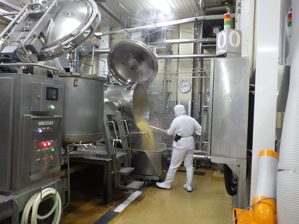 納豆の原料となる大豆の煮だし作業