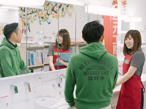 ショールームスタッフによる来店対応