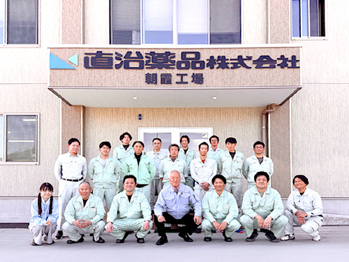 直治薬品株式会社のスタッフ集合写真／社屋の玄関前