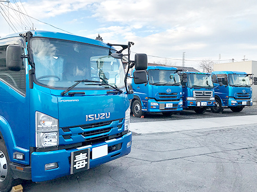 複数のトラックが並んでいる写真／直治薬品株式会社