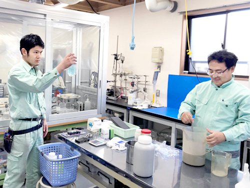 2人の男性スタッフが作業をしている写真／直治薬品株式会社