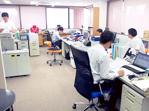 事務所内の様子を写した写真／直治薬品株式会社