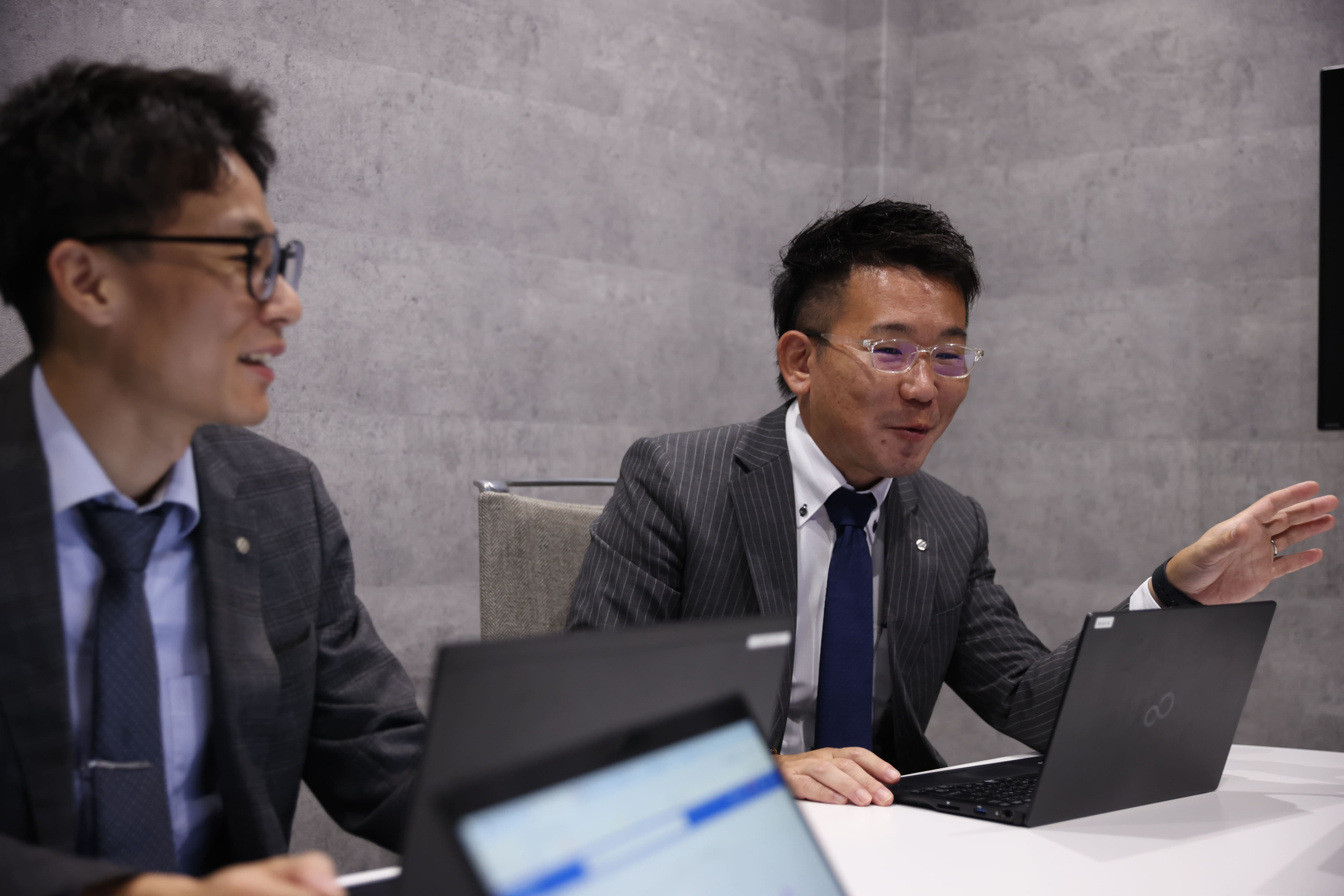 男性2人が商談している写真