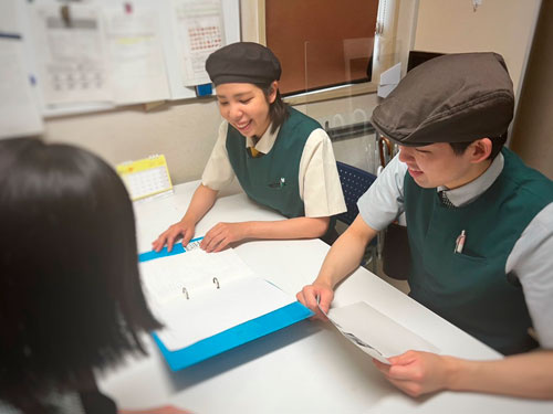 男女レストランスタッフ